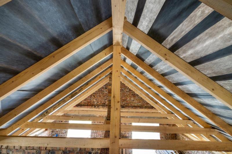 R&eacute;novation de charpente &agrave; Arcey, comment garantir la solidit&eacute; de votre toit ?